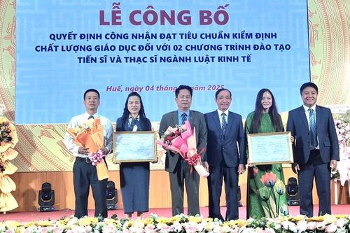Công bố quyết định đạt chuẩn với 2 chương trình đào tạo thạc sĩ và tiến sĩ ngành Luật Kinh tế