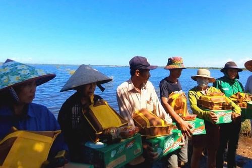 Chùa Phổ Hiền và tịnh xá Ngọc Đức cứu trợ vùng bão lũ tỉnh Quảng Trị, tổ chức Tết Trung thu cho em