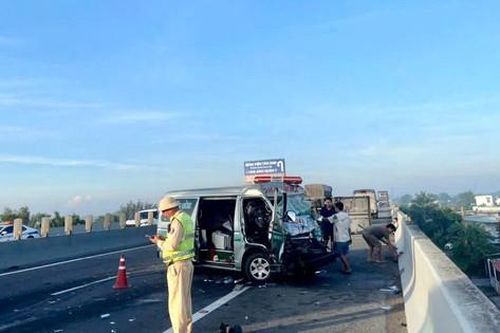 Xe tải lật sau va chạm với xe cứu thương trên cao tốc TP.HCM - Trung Lương