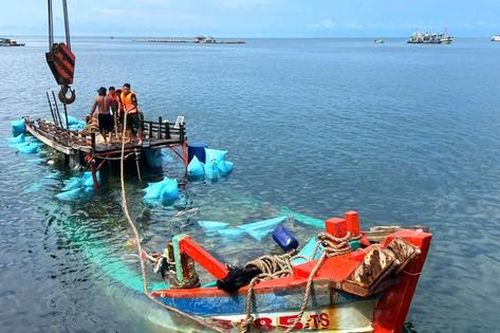Cà Mau: Tàu bị sóng đánh chìm, hai thuyền viên được cứu vớt an toàn