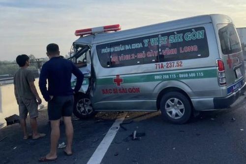 Xe tải lật trên cao tốc sau va chạm với xe cứu thương