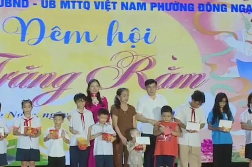 Phường Đông Ngạc tặng quà Trung thu cho thiếu nhi
