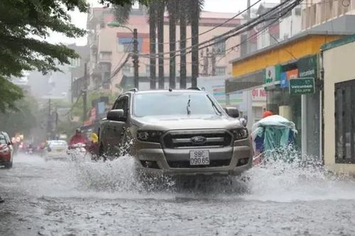 Lưu ý khi điều khiển xe trong thời tiết mưa bão