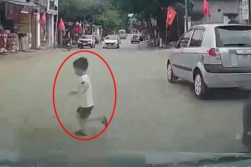 Trẻ em bất ngờ lao ra đường gây tai nạn: Trách nhiệm thuộc về ai?