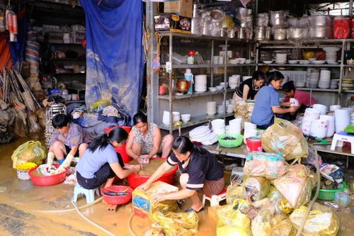Các chợ tan hoang, tiểu thương thiệt hại 'tiền tỷ' sau trận lũ lịch sử