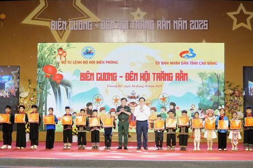 512 suất học bổng được trao tặng tại Chương trình 'Biên cương - Đêm hội trăng rằm'