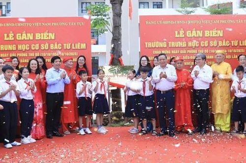 Gắn biển hai công trình trường học chào mừng 71 năm Giải phóng Thủ đô