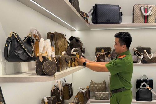 Đà Nẵng: Loạt cửa hàng đồ hiệu Côcô, Milano, Tiffany cất giấu hàng giả, nhái ở tầng 2, ngụy trang tầng 1