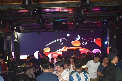 Đột kịch bar New Style Club ở phường Thái Bình, hàng chục dân chơi ngang nhiên làm chuyện đáng xấu hổ
