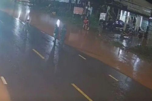Vụ chủ tịch xã bị ô tô 7 chỗ tông tử vong: Camera ghi lại giây phút kinh hoàng và chuyển động 'bất thường' của chiếc xe