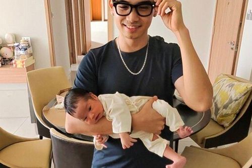 Con gái H'Hen Niê mới sinh nhưng được khen tay chân dài như trẻ 1 tháng, bộc lộ niềm đam mê 'học bài'