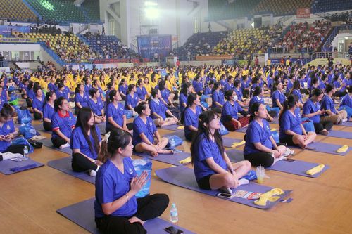 700 mẹ bầu đồng diễn Yoga tại Hà Nội