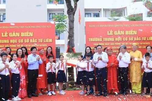 Phường Tây Tựu gắn biển hai công trình chào mừng 71 năm Giải phóng Thủ đô