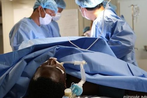 Bác sĩ Việt Nam kịp thời phẫu thuật cho binh sĩ Ghana ở Nam Sudan