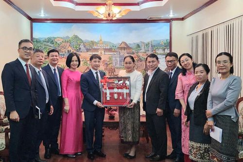 Xuất bản nhiều đầu sách lý luận chính trị tiêu biểu của Việt Nam sang tiếng Lào