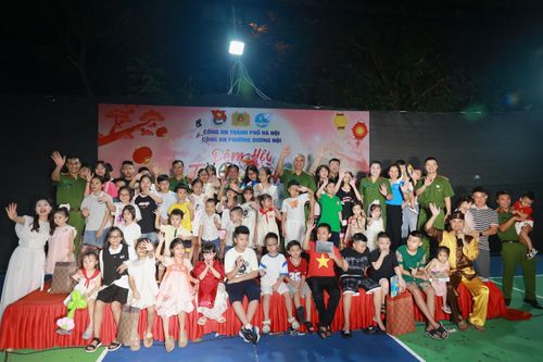 Công an phường Dương Nội tổ chức Tết Trung thu ấm áp cho con em cán bộ, chiến sĩ