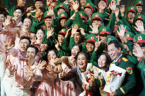 Rộn ràng hội sách 'Huyền thoại Côn Đảo'