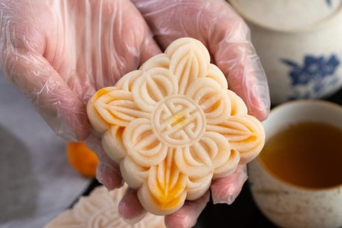 Thêm cách ăn bánh dẻo Trung thu khó tin: Nướng cháy vỏ