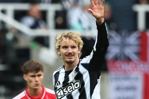 Woltemade đi vào lịch sử Newcastle