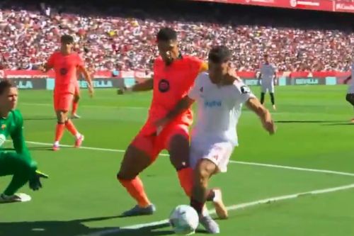 VAR gây tranh cãi trong trận Sevilla gặp Barca