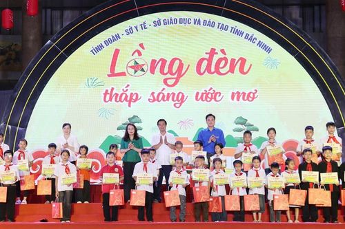 'Đêm hội Trăng rằm - Lồng đèn thắp sáng ước mơ' đến với trẻ em Bắc Ninh