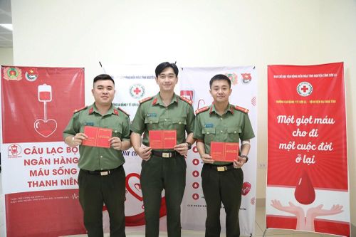 3 cán bộ chiến sĩ Công an hiến máu cứu cụ ông 80 tuổi qua cơn nguy kịch
