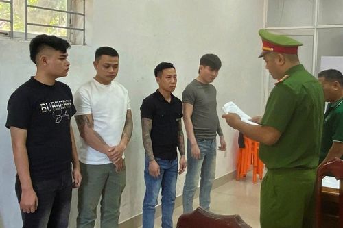 Bắt tạm giam 4 đối tượng gây rối, cố ý gây thương tích tại quán karaoke
