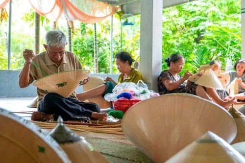 Phát huy giá trị nghề chằm nón ngựa Phú Gia
