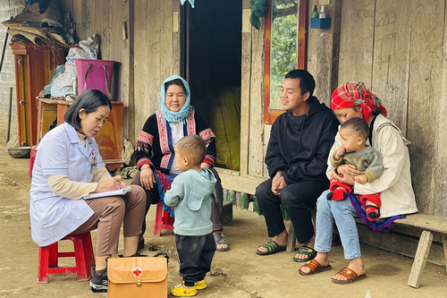 Bà mụ của nhiều em bé ở Dào San