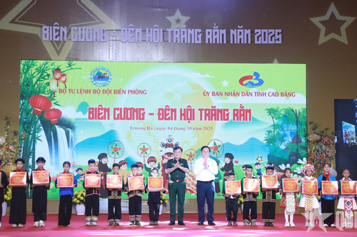Đồng chí Nguyễn Trọng Nghĩa dự chương trình 'Biên cương - Đêm hội trăng rằm' tại Cao Bằng