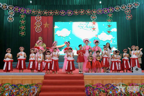 Đêm Trung thu 'Bố ở đảo xa - Con ở nhà có bạn'