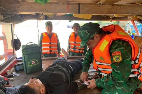 Thanh Hóa: Bộ đội Biên phòng phối hợp cứu hộ tàu cá gặp nạn