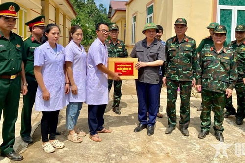 Phó thủ tướng Trần Hồng Hà thăm, động viên Trung đoàn 174 giúp dân khắc phục hậu quả bão số 10