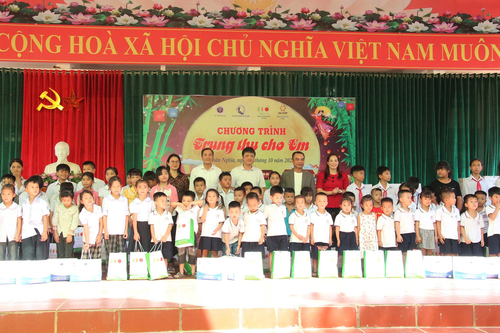 Trao 100 suất học bổng và 350 phần quà tặng trẻ em có hoàn cảnh khó khăn tại xã Nhân Nghĩa, tỉnh Phú Thọ
