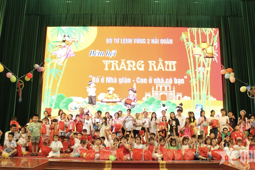 Vùng 2 Hải quân: Vui Tết Trung thu 'Bố ở Nhà giàn - Con ở nhà có bạn'