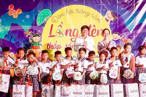 Báo SGGP mang Trung thu đến với học sinh nghèo Cần Thơ