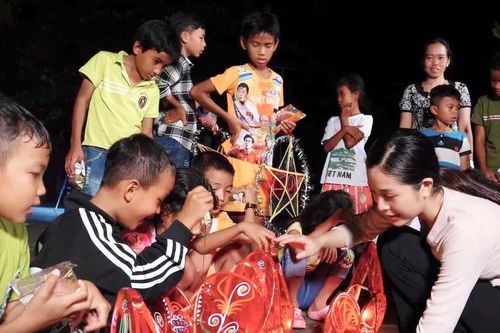 Trăng rằm thắp sáng tình thân