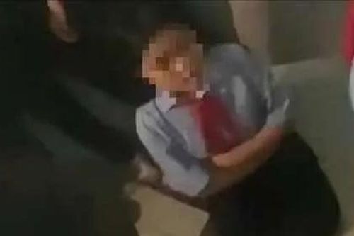 Huế: Làm rõ clip 1 nữ sinh bị nhóm bạn đánh ở nhà vệ sinh của trường
