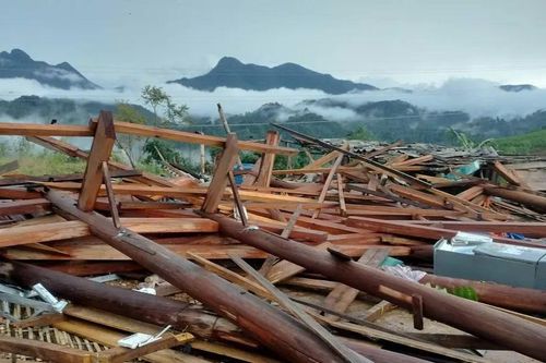 Giông lốc mạnh thổi bay mái tôn, người đi đường thoát nạn trong gang tấc