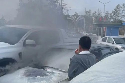 Ô tô bất ngờ bốc cháy khi đang đỗ tại bãi giữ xe trước cổng bệnh viện