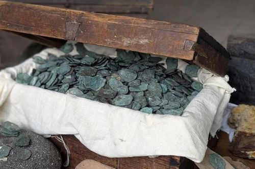 Máy xúc tìm thấy kho tiền trị giá 1 triệu USD