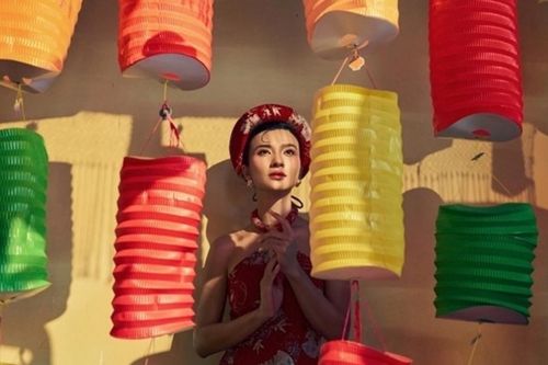 NSƯT Kim Tuyến đón Trung thu, thướt tha dạo phố với trang phục cách điệu của phụ nữ Bắc Bộ xưa