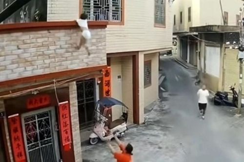 Cứu sống thần kỳ bé trai 3 tuổi rơi từ ban công tầng 2