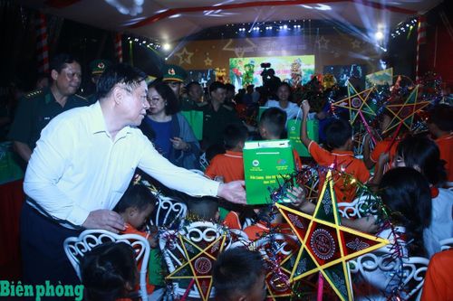 Biên giới xã Trường Hà rộn ràng đêm trăng đoàn viên