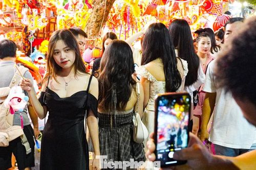 Biển người đổ về phố cổ Hà Nội vui Tết Trung thu
