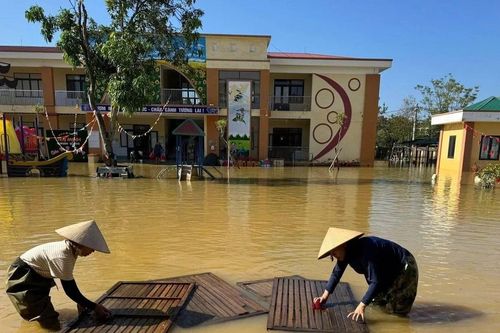 Giáo viên lội bùn dọn trường sau lũ, sẵn sàng đón học sinh trở lại lớp