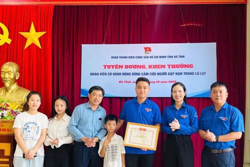 Nam sinh Hà Tĩnh cứu bé 7 tuổi khỏi dòng nước lũ