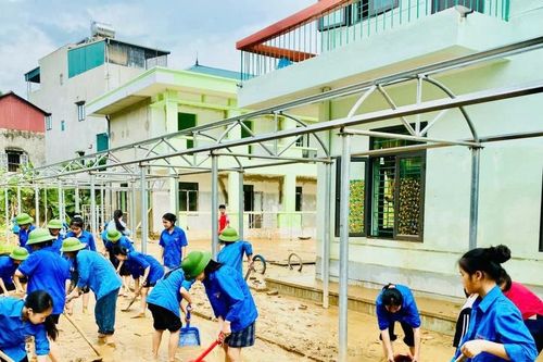 Thanh niên Tuyên Quang dọn dẹp bùn đất sau ngập lụt