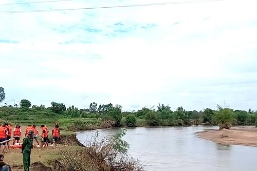 Ra suối rửa chân, cháu bé bị dòng nước xiết cuốn trôi