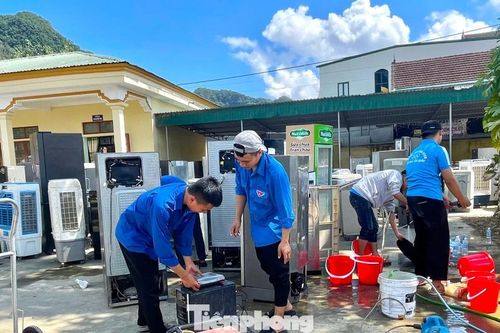 Bạn trẻ sửa chữa đồ điện tử miễn phí cho bà con vùng lũ